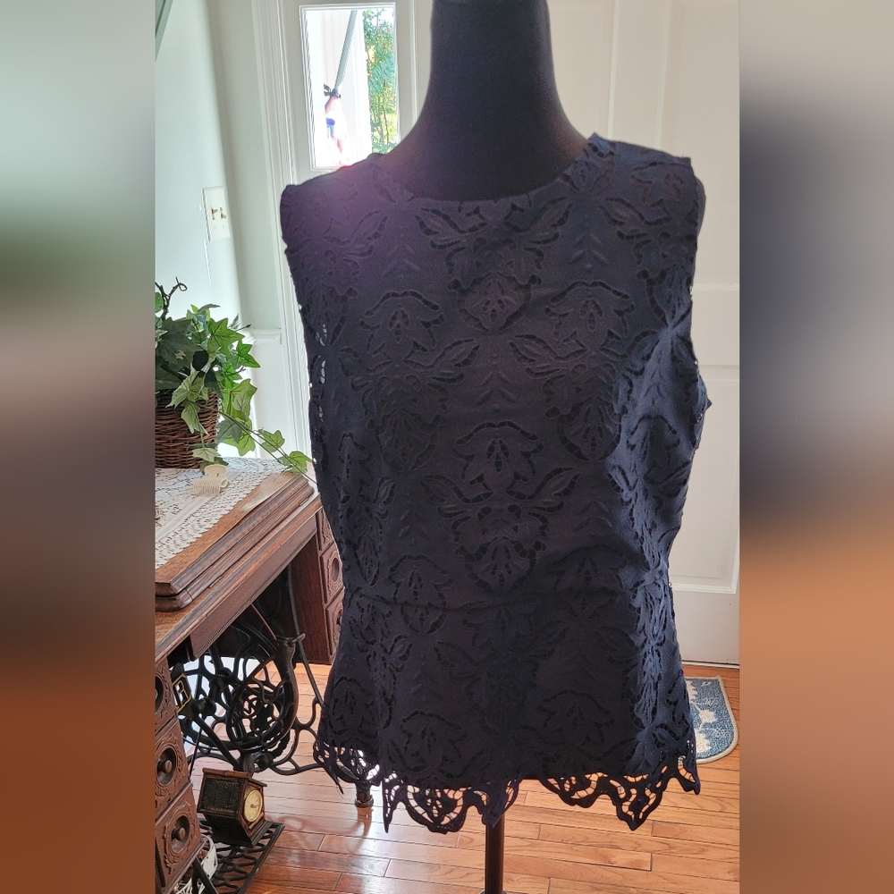Navy lace sleeveless tank Ann Taylor L Tailored Preppy Nautical